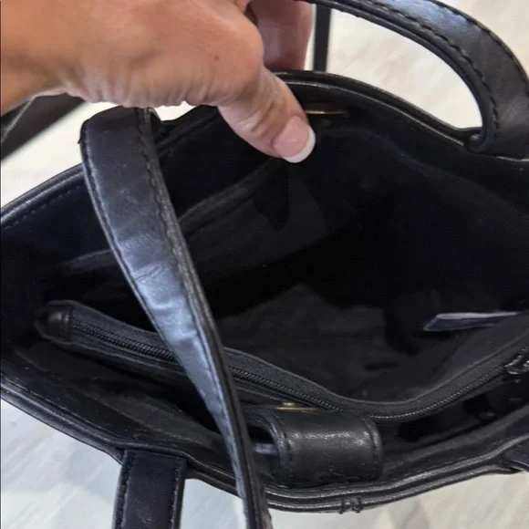 Sleek Black Leather Shoulder Bag - Picture 5 of 5